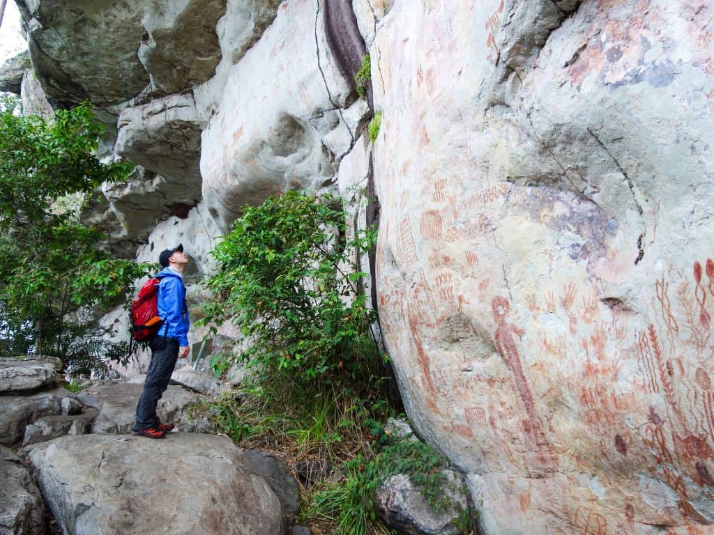 Amazon Gateway - San José Del Guaviare - Cerro Azul - Adrien looking at the rock paintings
